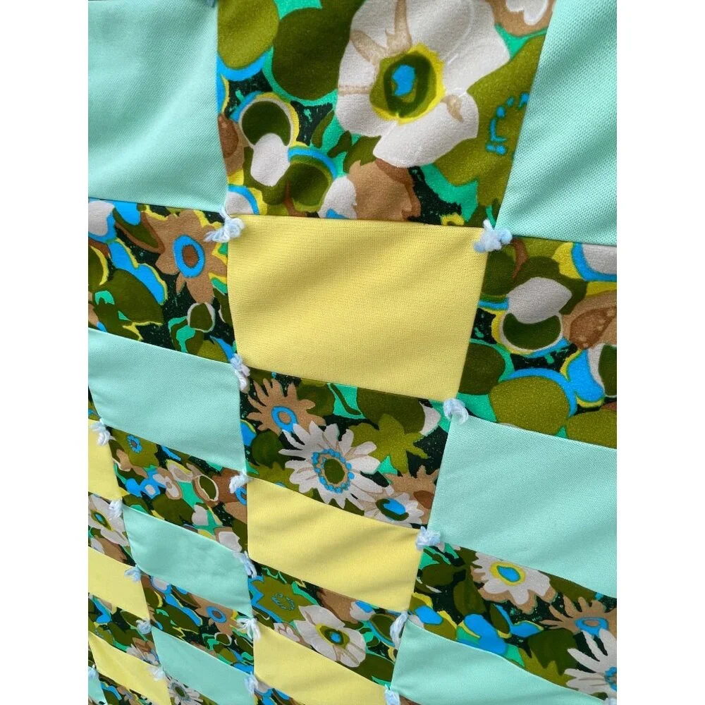 Vintage 1960s Groovy Floral Patchwork Tied Quilt 75x68" - Picture 7 of 16